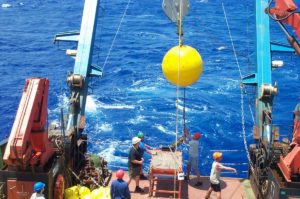 Forschungsschiff auf hoher See: Ausbringen und Einholen der Verankerungen auf "Charles Darwin"