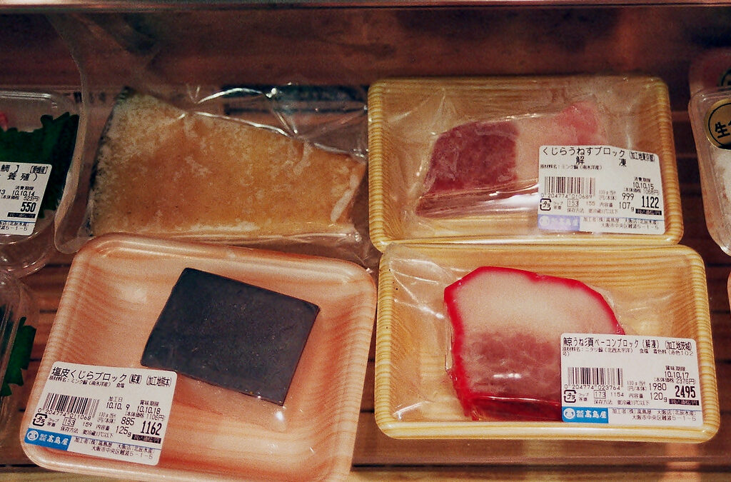 verschiedenes_Walfleisch_in_japanischem_Supermarkt_20102021