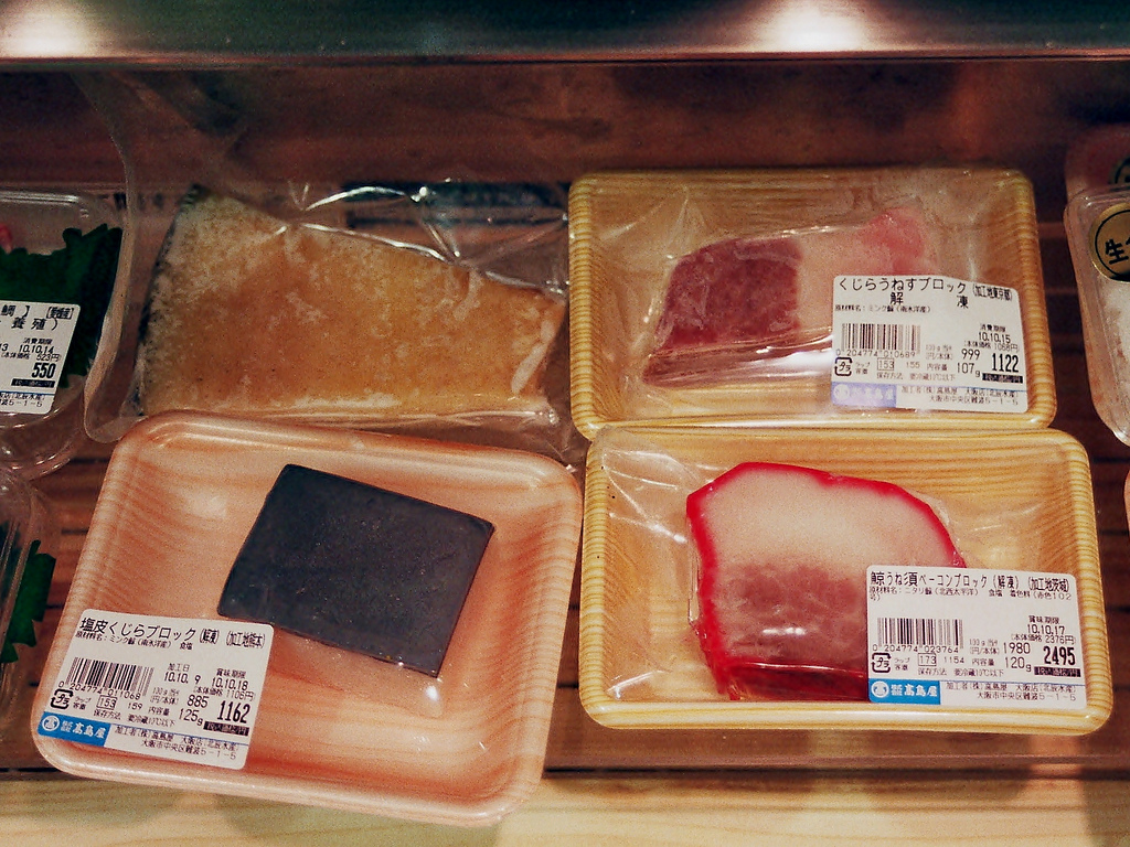 verschiedene Stücke von Walfleisch abgepackt in Styroporschalen und Frischhaltefolie in japanischem Supermarkt