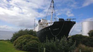 großes Walfangschiff an Land mit Harpune am Bug