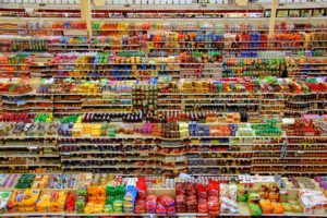 Supermarktregal mit sehr vielen Konsumartikeln in kleinen Größen