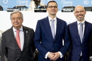 Antonio Guterres, Mateusz Morawiecki und Michał Kurtyka stehen nebeneinander