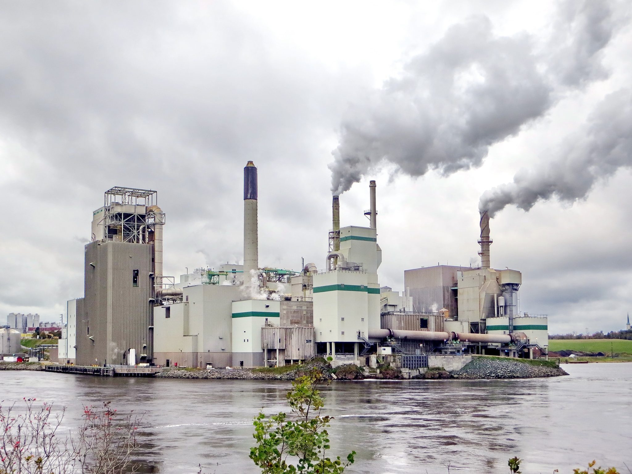 CO2-Steuer: am Wasser gelegene Fabrik, die Co2 ausstößt