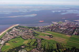 EIne Luftaufnahme von Cuxhaven und der Elbmündung