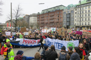 Viele Kinder, darunter Greta Thunberg, demonstrieren mit einem großen Plakat in Hamburg