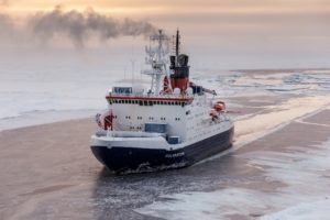 Das deutsche Forschungsschiff Polarstern in der zentralen Arktis, Aufnahme von der Sommer-Expedition 2015