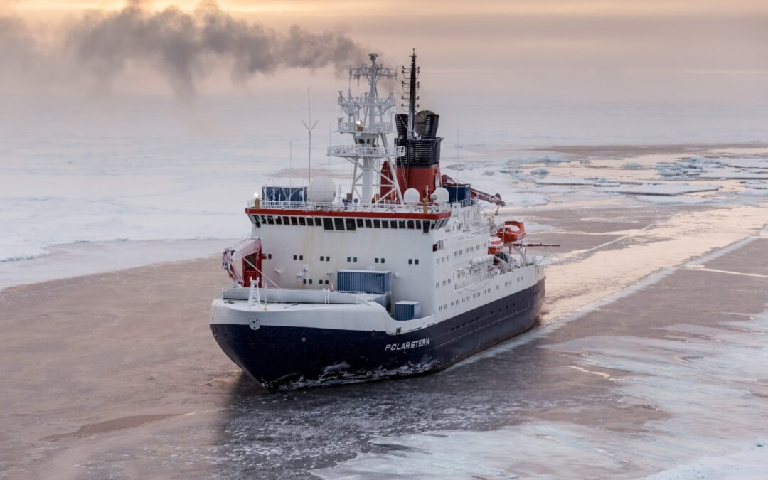 Das deutsche Forschungsschiff Polarstern in der zentralen Arktis