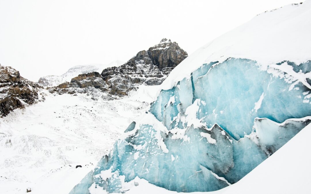 Gletscher_mit_Gletscherspalte_Alpen