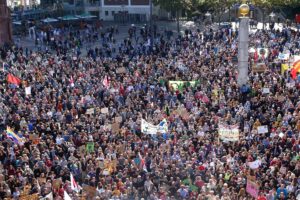 Sehr viele Menschen demonstrieren für mehr Klimaschutz