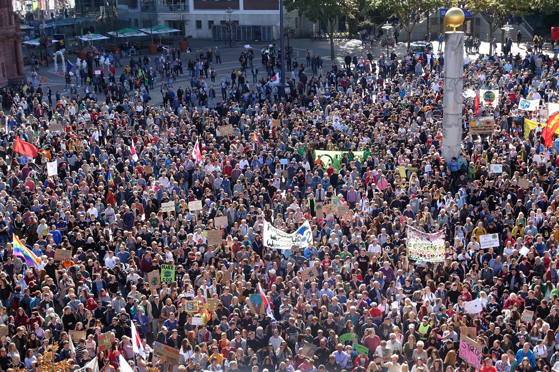 Klimawandel-Skeptiker:innen - Sehr viele Menschen demonstrieren für mehr Klimaschutz