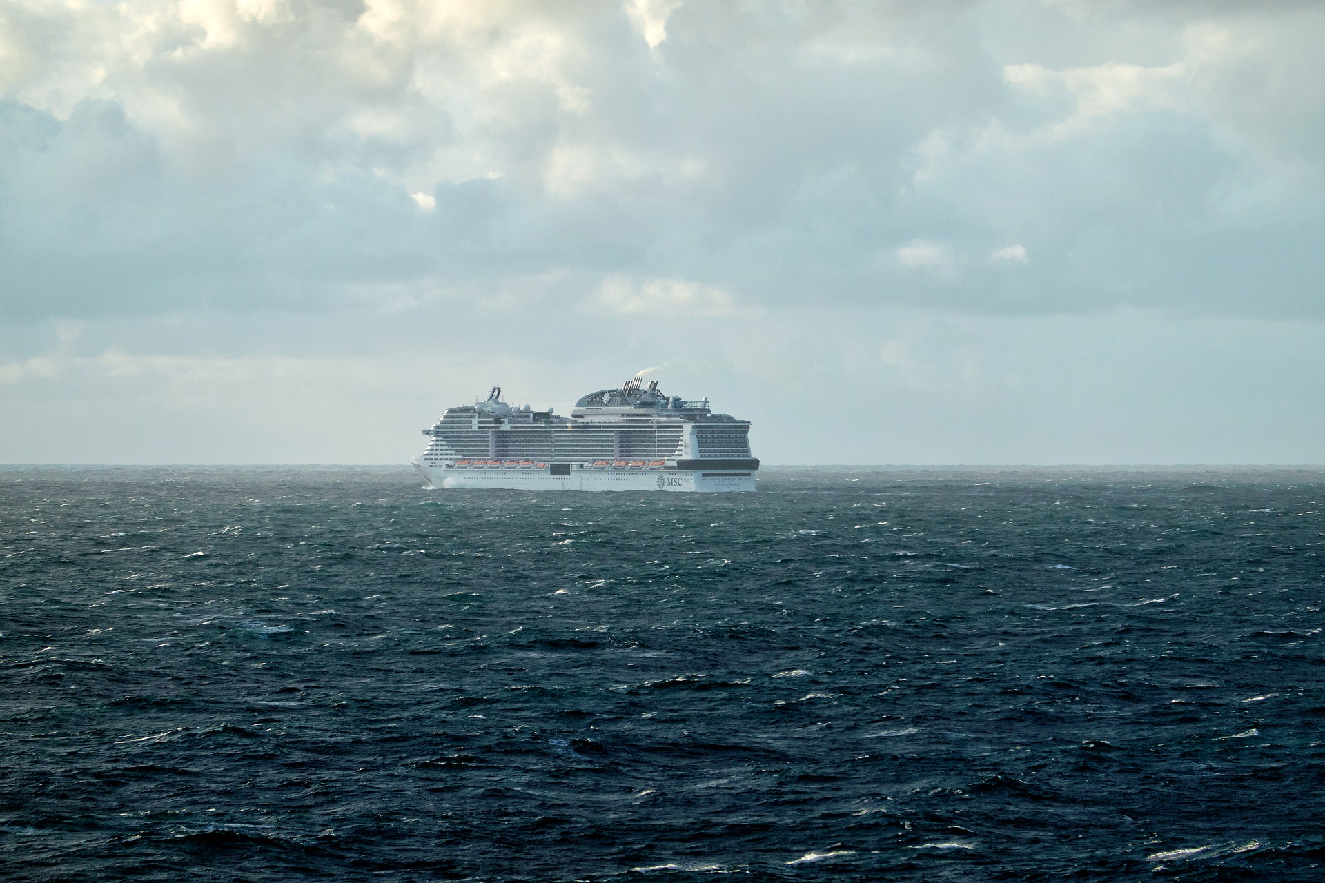 Ein riesiges Kreuzfahrtschiff vom MSC fährt auf dem offenen Meer