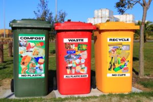 Drei Mülltonnen in grün, rot und gelb für eine richtige Mülltrennung.