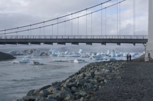 Brücke über Fluss mit Eisbergen hinter der Brücke