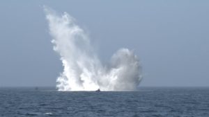 Auf dem offenen Meer hat gerade eine Exlpsosion stattgefunden. Eine riesige Wasserfontäne schießt aus dem Wasser