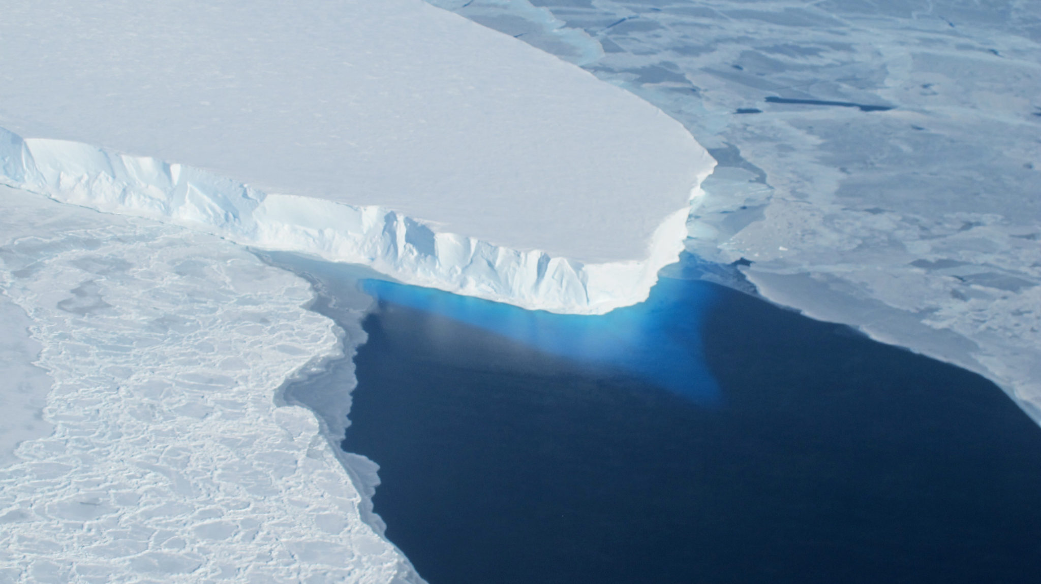 Gletscheransicht mit Meerblick aus der Vogelperspektive