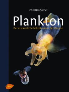 Cover des Buchs "Plankton" von Christian Sardet mit Planktonabbildung auf schwarzem Hintergrund.