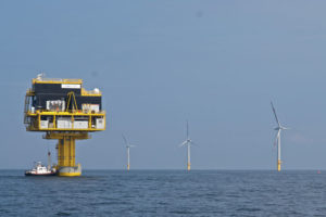 Bau des Offshore-Windparks Baltic 1, zu sehen sind drei Windräder und eine