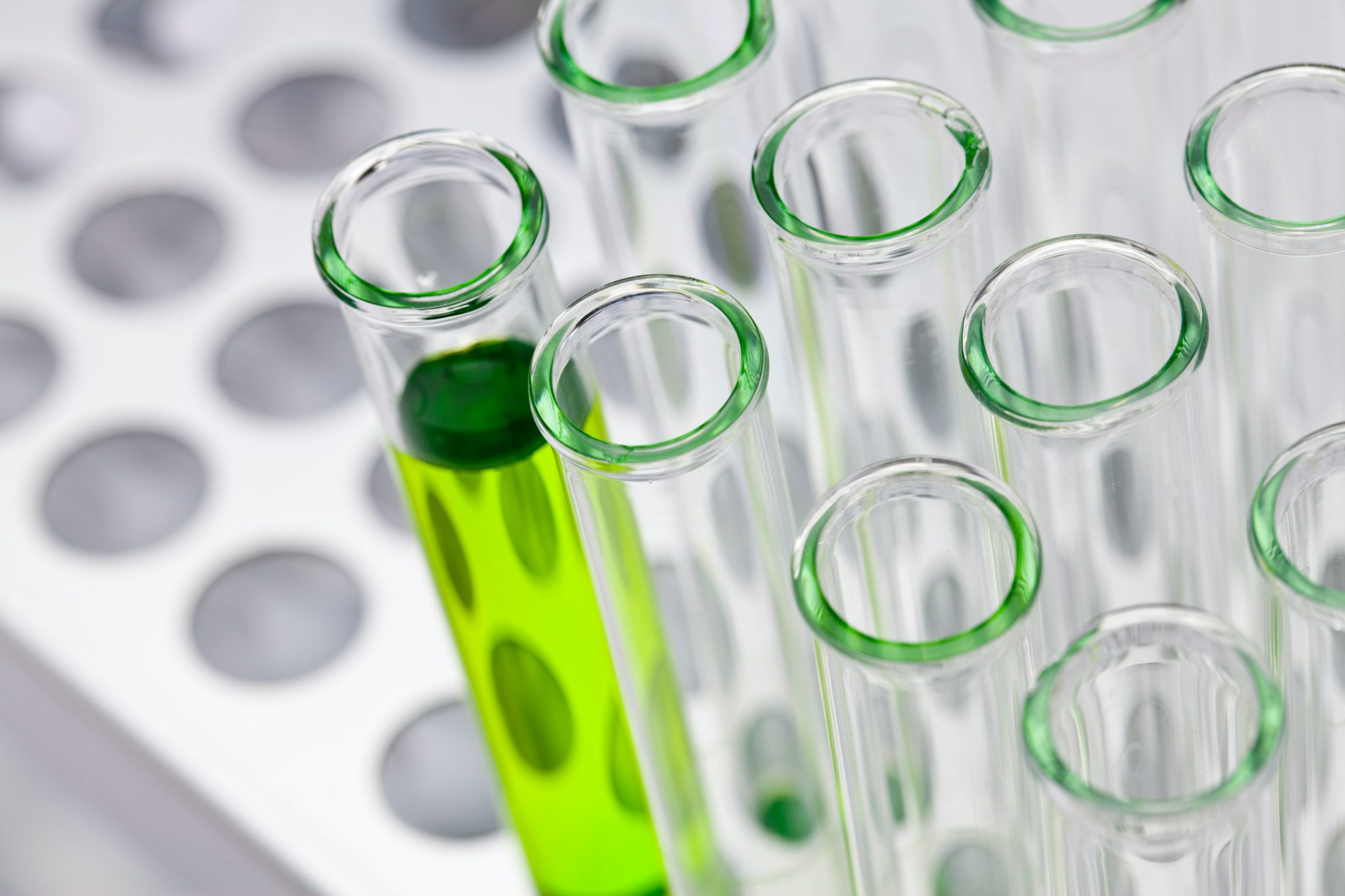 Reagenzgläser, in einem Reagenzglas ist eine durchsichtige, grüne Flüssigkeit