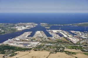 Aufnahme des Hafens von Rostock aus der Vogelperspektive. Am oberen Ende endet verschwindet der Horizont im Mee.