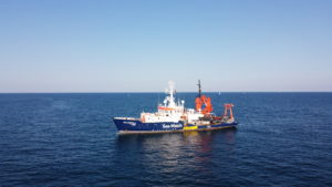 Die Sea-Watch 4 fährt auf offener See zu einer Flüchtlingsrettungsmission