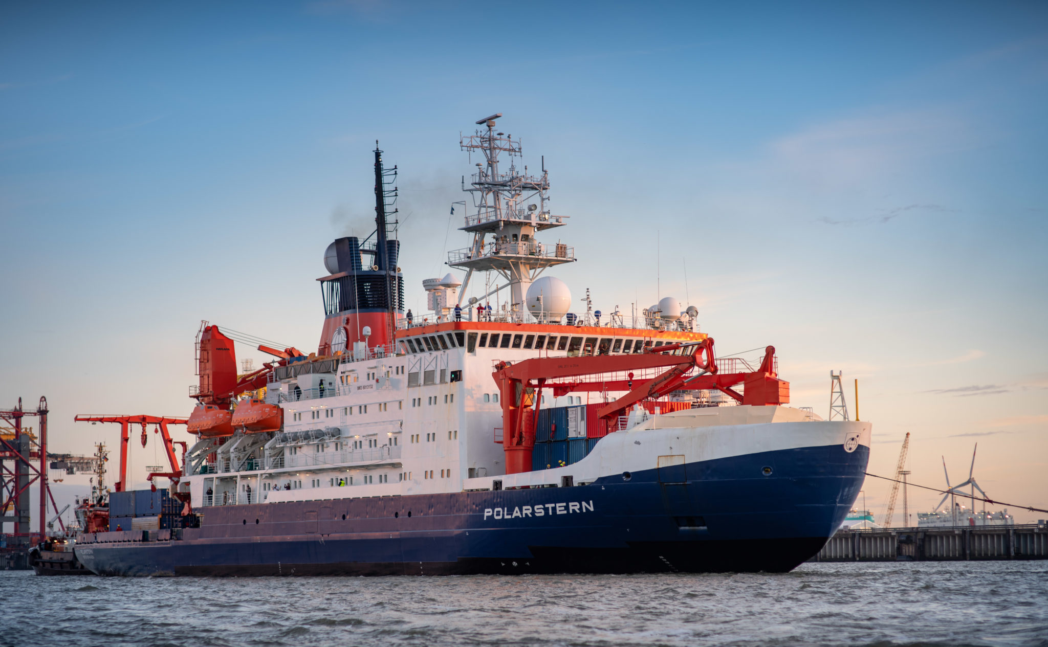 Das Forschungsschiff kehrt von der MOSAiC Expedition zurück und legt in Bremerhaven an