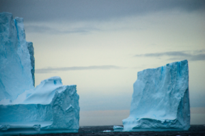 Zwei große Eisberge treiben auf dem Wasser in der Antarktis