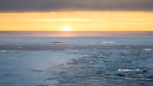 Blick auf arktisches Meereis bei Sonnenaufgang