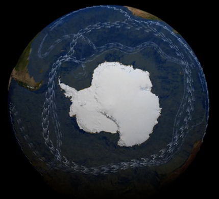 Die Ansicht einer Weltkugel mit der Antarktis im Zentrum. Um die Antarktis ist der Zirkumpolarstrom durch kleine Pfeile angedeutet