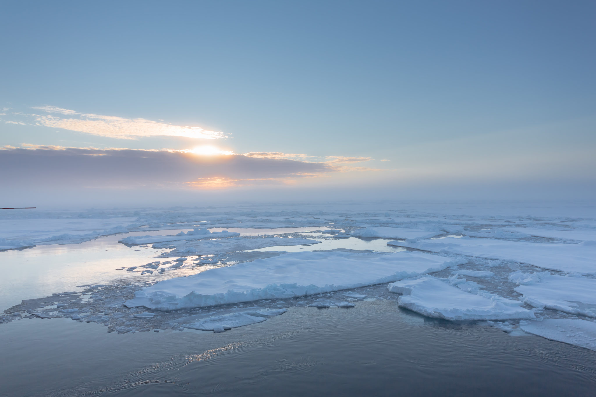 Ein Blick auf unterschiedlich dickes Meereis in der Arktis