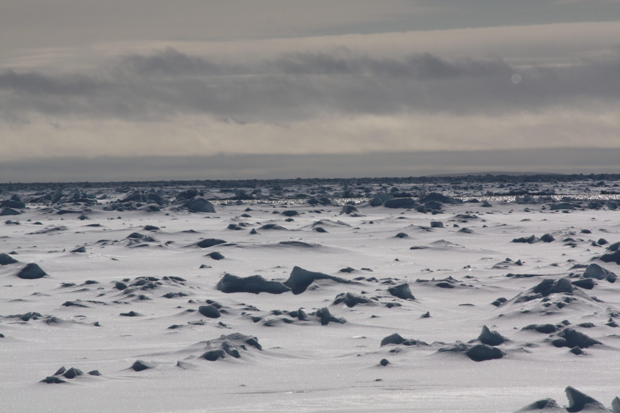 Ein Blick auf den antarktischen Horiziont, das Meer ist von Eis und Schnee bedeckt