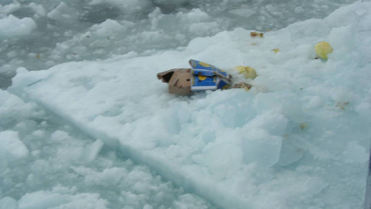 Müll auf einer arktischen Meereisscholle. Seine Herkunft ist unbekannt.