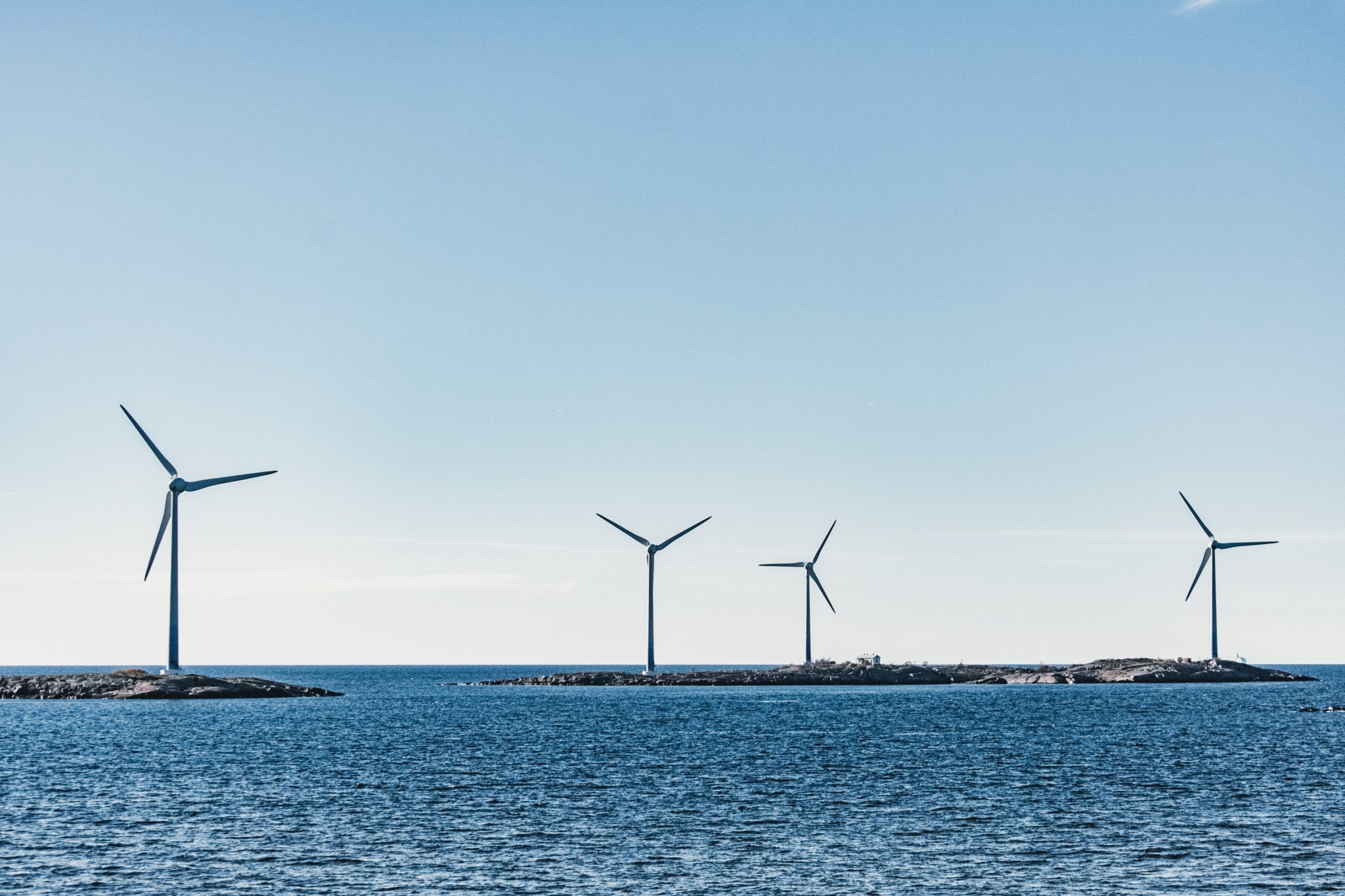 Offshore-Windenergie: Vier Windräder stehen im Wasser an der Küste