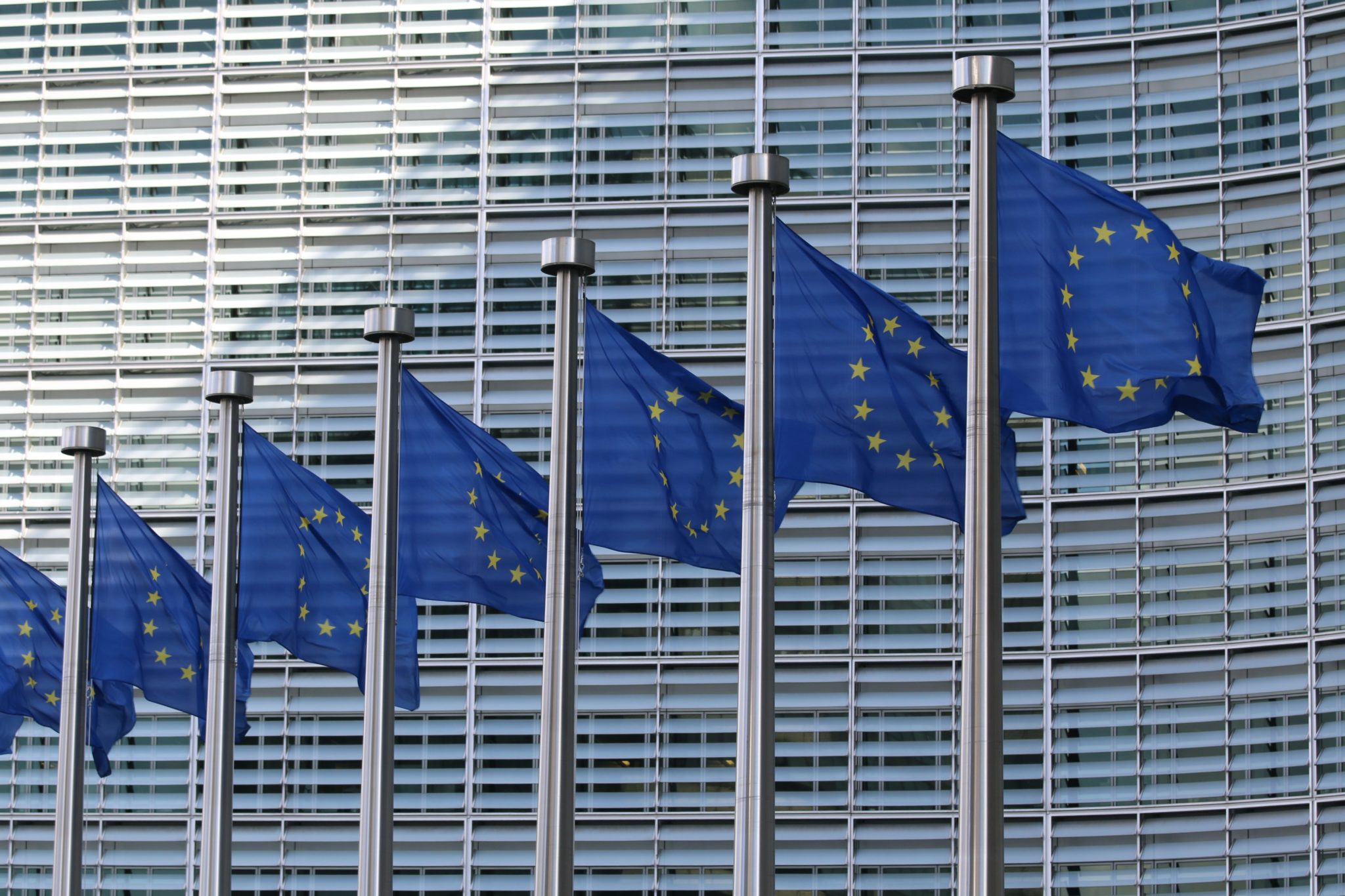 European Commission: EU-Flaggen der europäischen Kommision am Berlaymont Gebäude in Brüssel