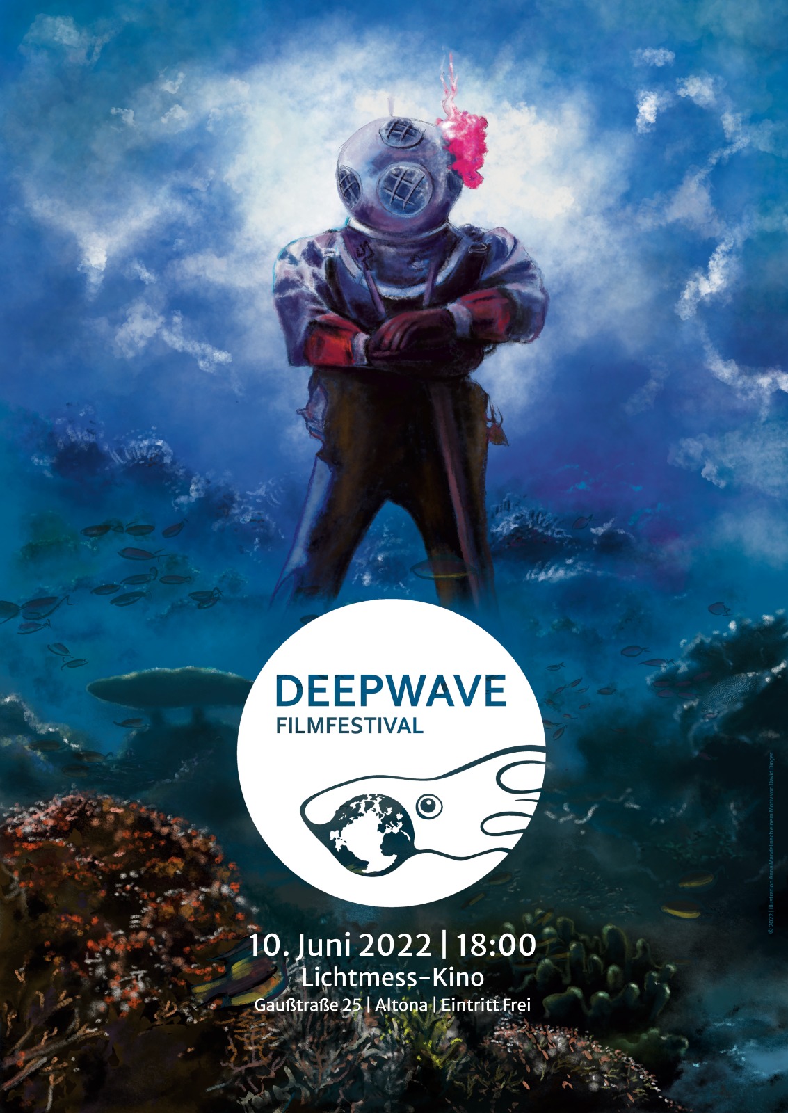 Ein Taucher ragt aus den Tiefen eines Korallenriffs. Eine Koralle ist ein seinem Helm festgewachsen. Im Vordergrund befindet sich das Logo des DEEPWAVE Filmfestivals