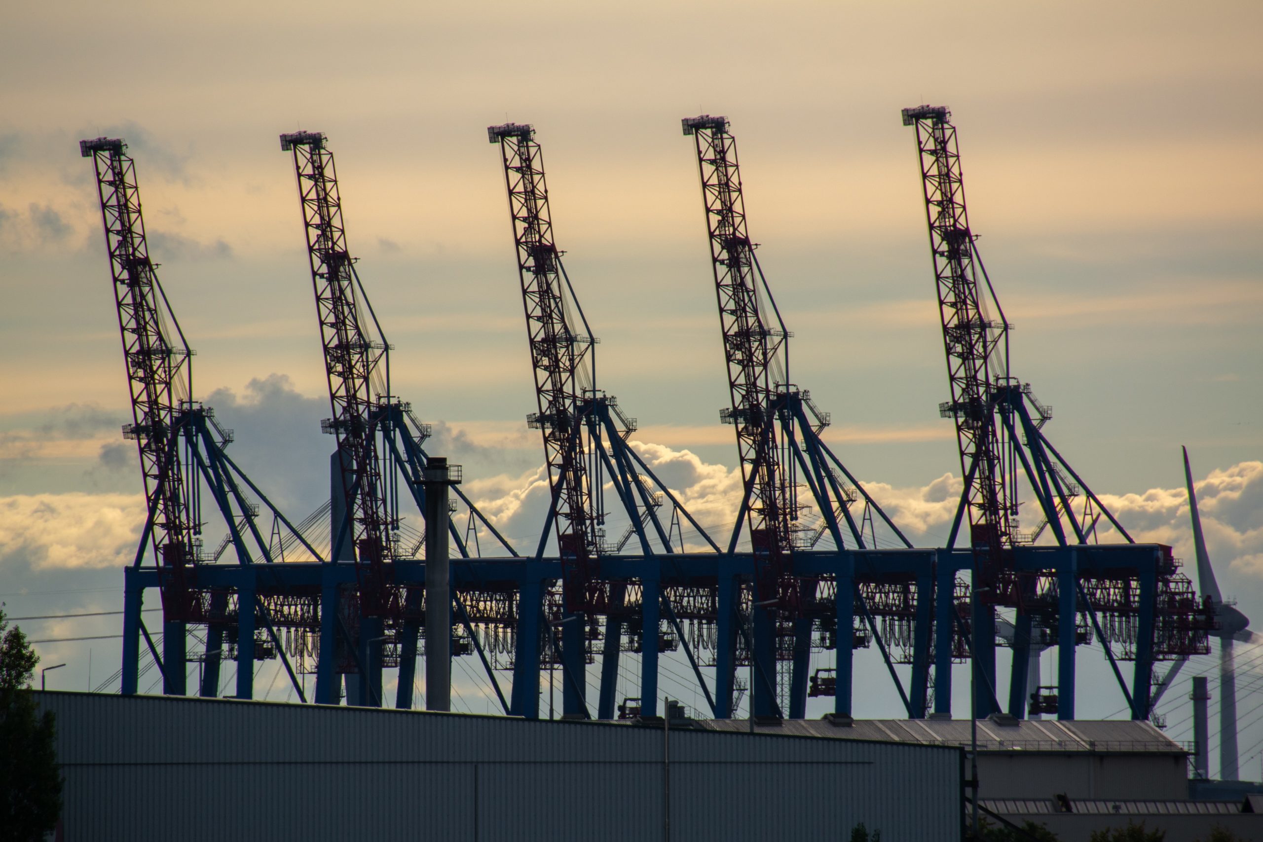LNG: Fünf Kräne des Hamburger Hafens in der Dämmerung