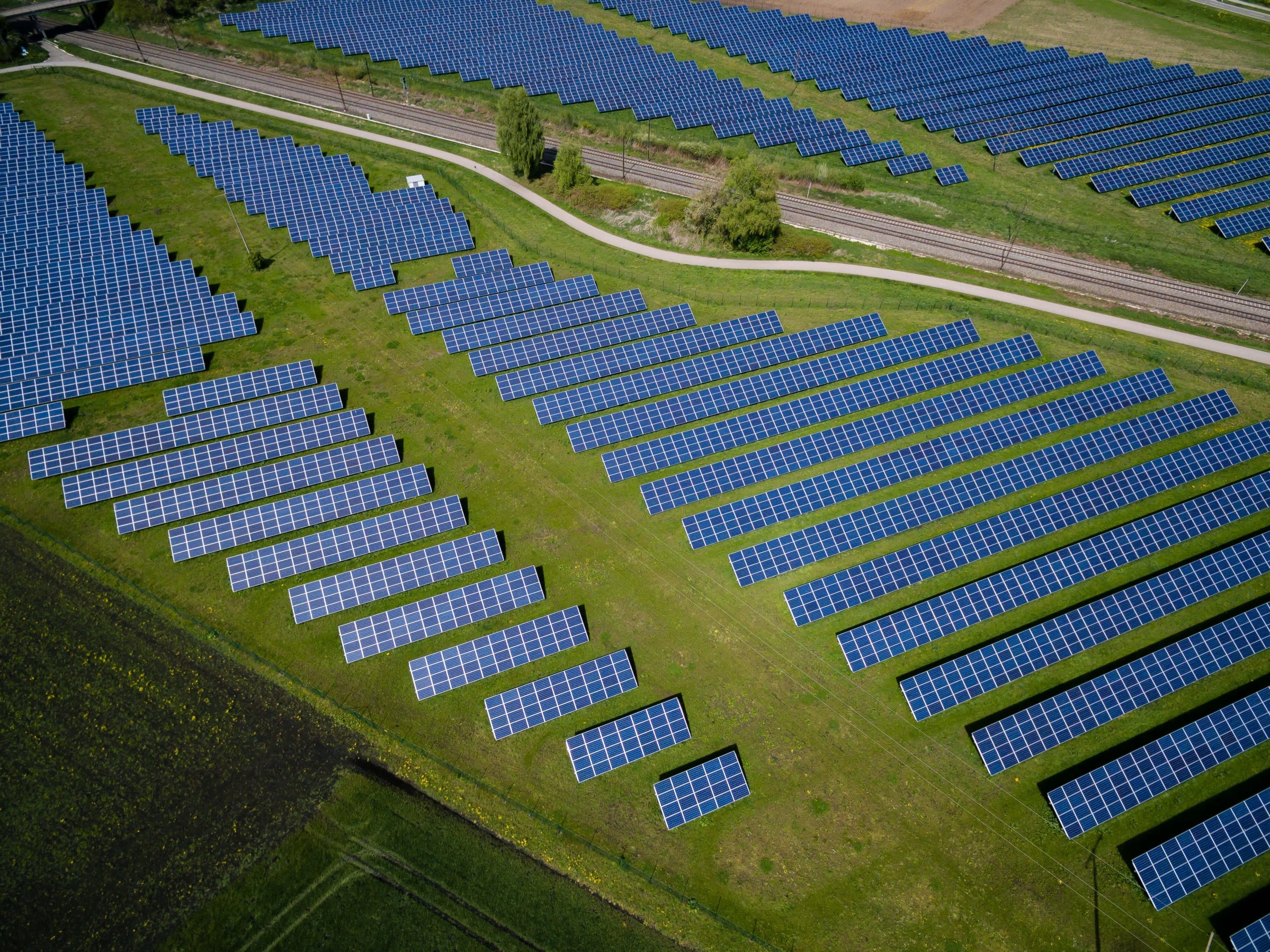 EU-Notverordnung zum Ausbau erneuerbarer Energien: Solaranlage in Offingen, Deutschlanf
