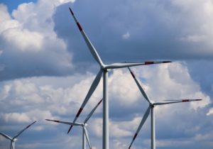 Nahaufnahme einer Windturbine in Schleswig-Holstein