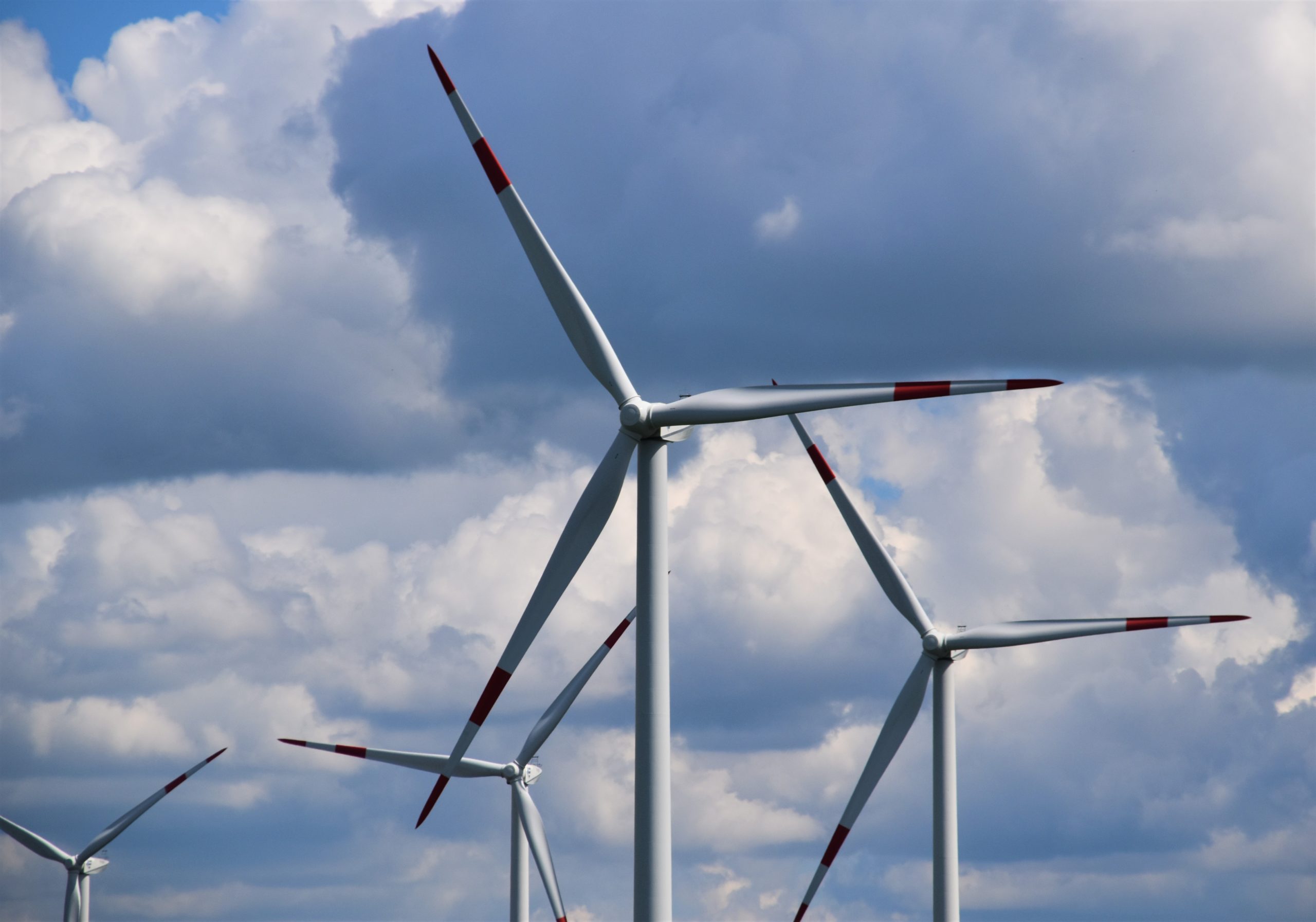 Windenergie: Nahaufnahme einer Windturbine in Schleswig-Holstein