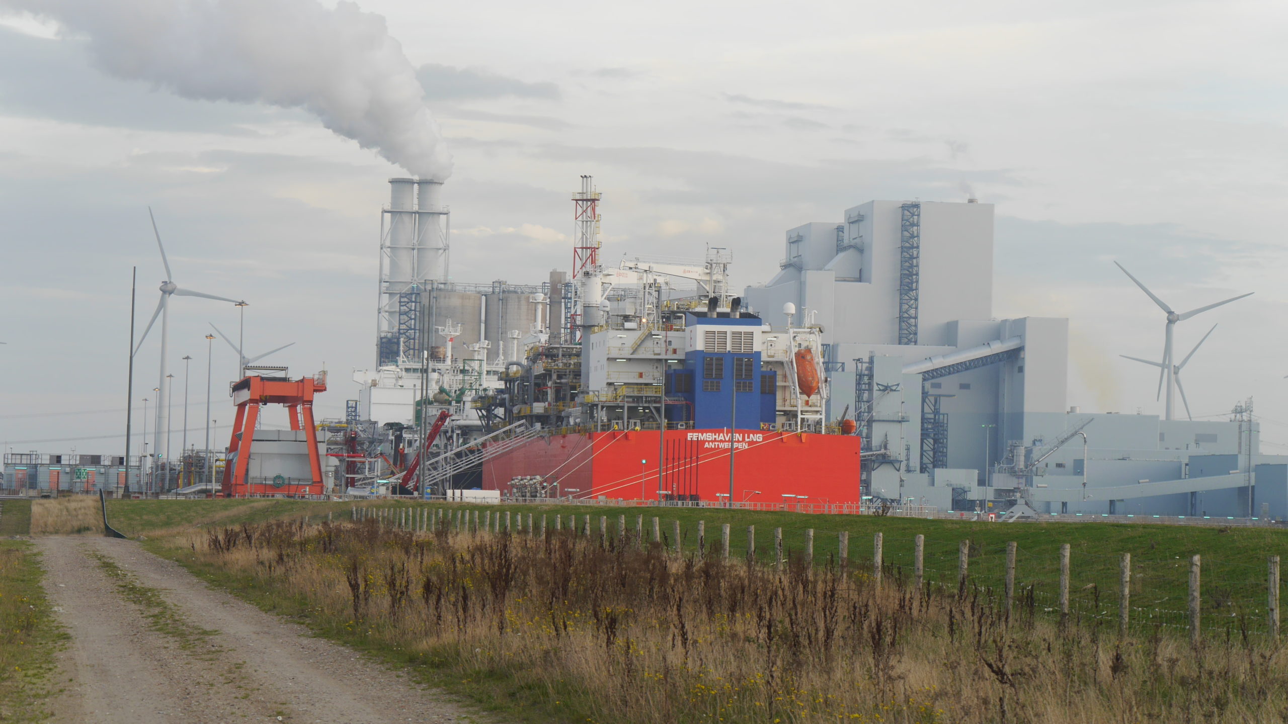 Ein Gas-Terminal in einem Hafen in Antwerpen