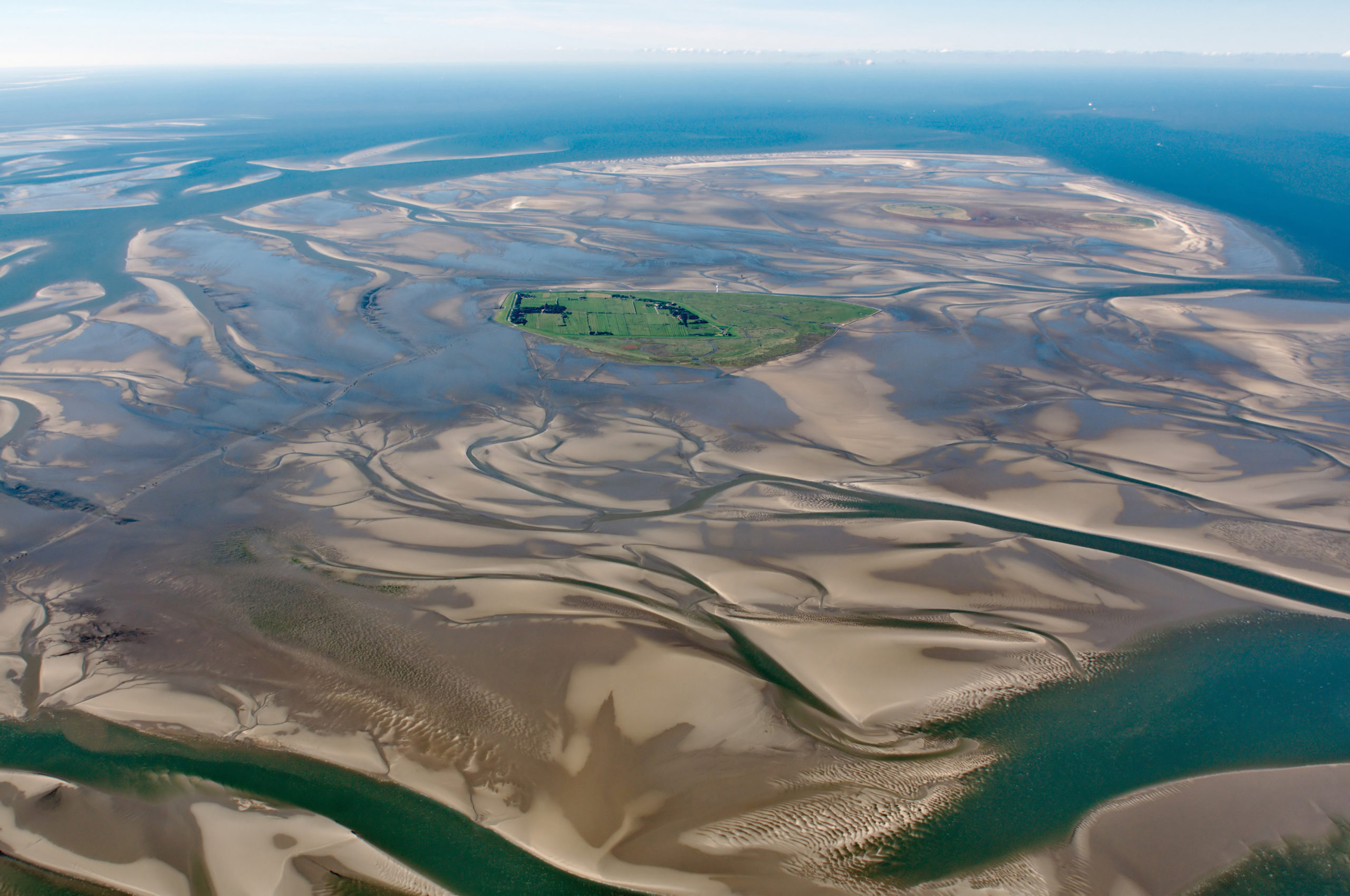 Eine Luftaufnahme des nordfriesischen Wattenmeers