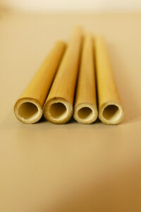 Vier Trinkhalme aus Bambus liegen nebeneinander