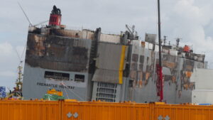 Der ausgebrannte Frachter Fremantle Highway wird abgeschleppt