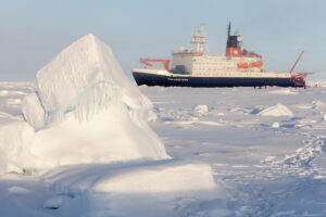 Das Forschungsschiff Polarstern umgeben von Eis