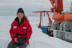 Antje Boetius sitzt im Eis vor der Polarstern und untersucht den Wandel im arktischen Ozean